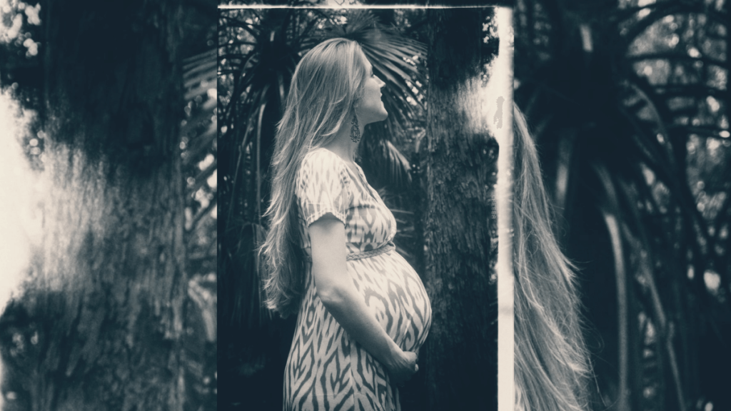 Waiting for labour | Zwischen: The space between pregnancy and motherhood | Art Therapy with Kimberly